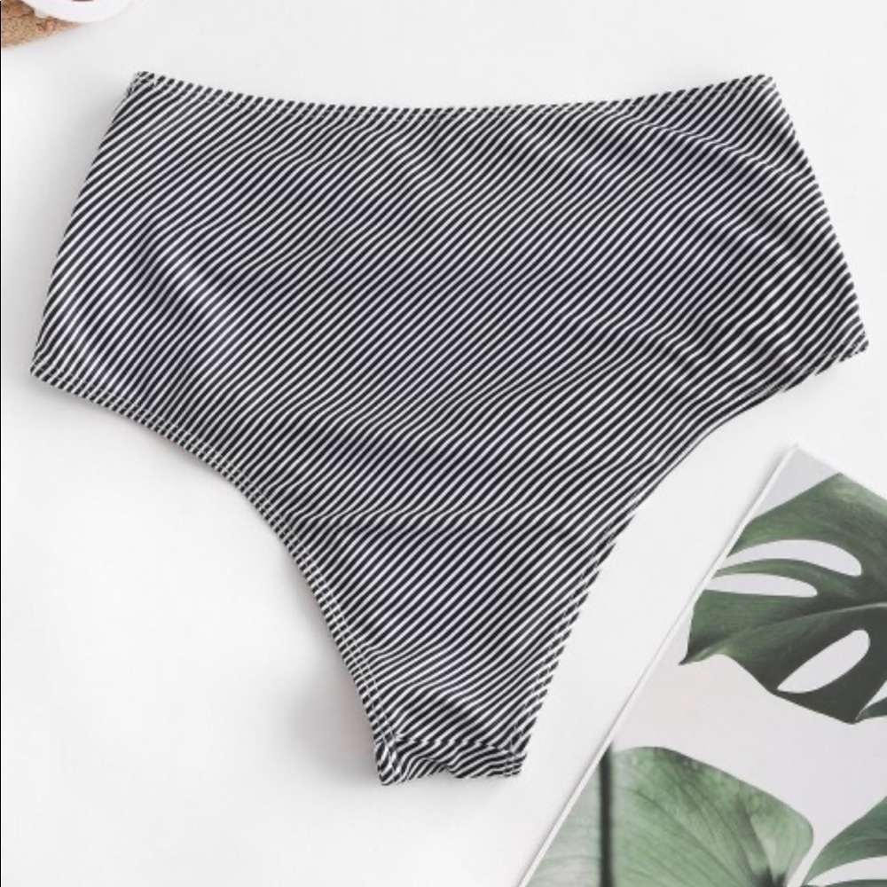 🖤😍 Striped High Cut Ruched Bikini Bottom 😍🖤 - Picture 2 of 6